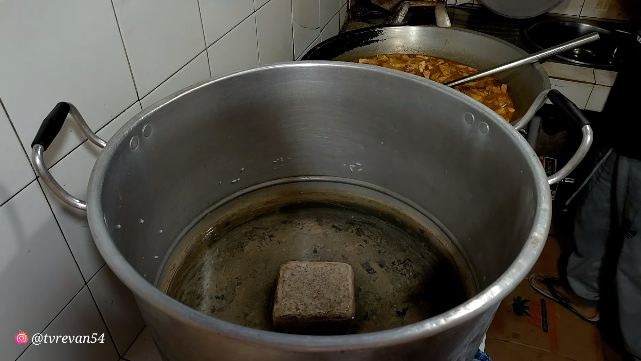 Tak perlu mengurangi takaran air, ini trik menanak nasi ala rumah makan Padang agar matang sempurna