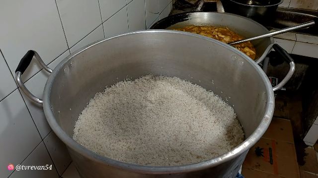 Tak perlu mengurangi takaran air, ini trik menanak nasi ala rumah makan Padang agar matang sempurna