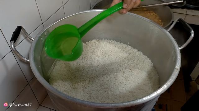 Tak perlu mengurangi takaran air, ini trik menanak nasi ala rumah makan Padang agar matang sempurna