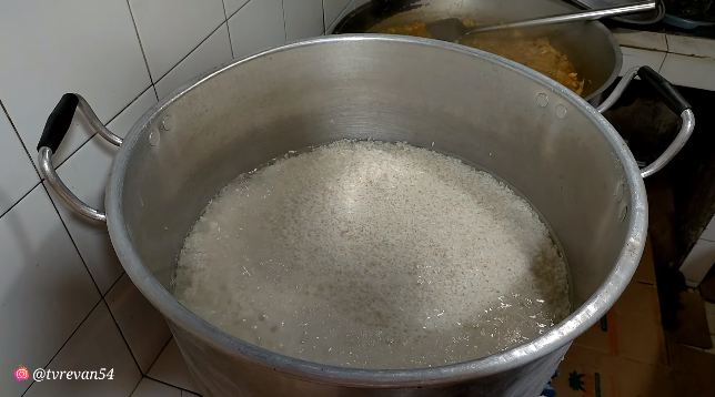 Tak perlu mengurangi takaran air, ini trik menanak nasi ala rumah makan Padang agar matang sempurna