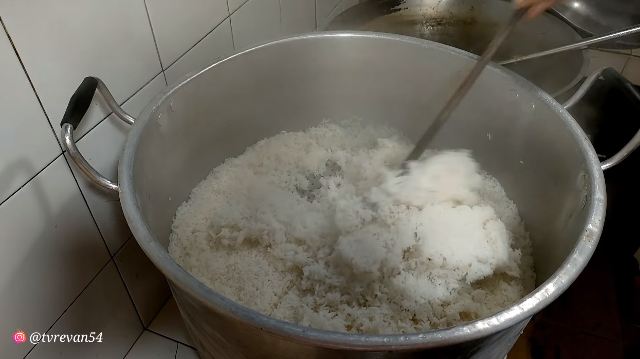 Tak perlu mengurangi takaran air, ini trik menanak nasi ala rumah makan Padang agar matang sempurna