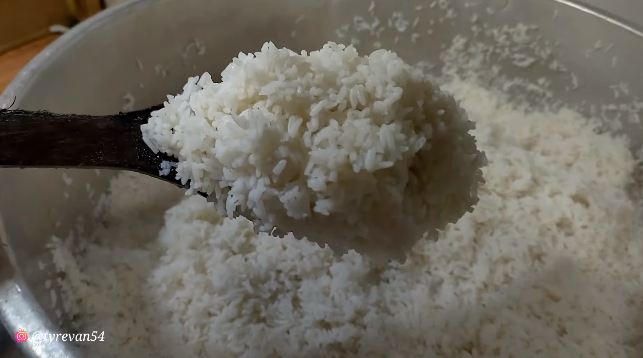 Tak perlu mengurangi takaran air, ini trik menanak nasi ala rumah makan Padang agar matang sempurna