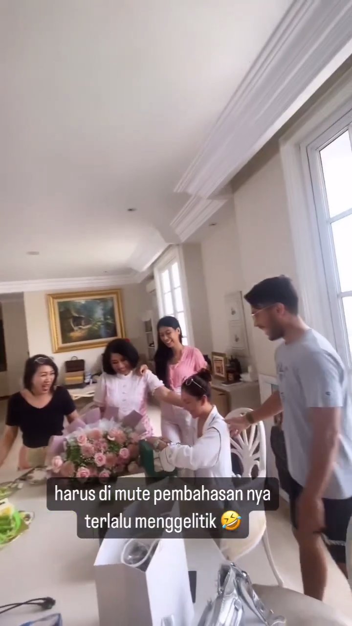 momen jessica mila dapat kejutan dari mertua dan ipar © instagram momen jessica mila dapat kejutan dari mertua dan ipar © instagram