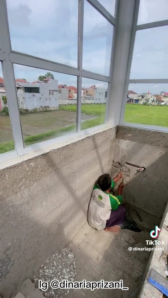 Kolam ikan disulap jadi toilet estetik © TikTok