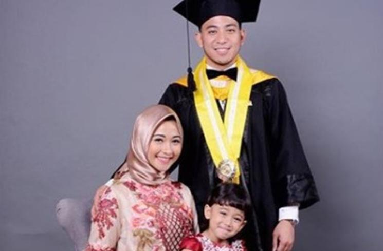 seleb cantik pendamping wisuda © 2023 brilio.net