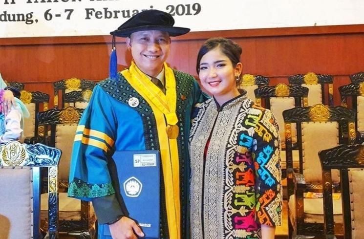 seleb cantik pendamping wisuda © 2023 brilio.net