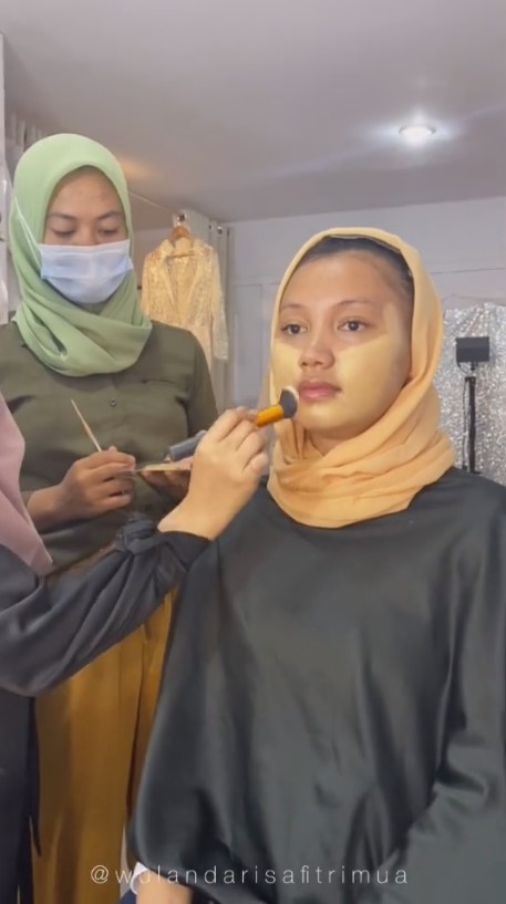 dirias jadul saat dimakeup ulang jadi cantik © 2023 brilio.net dirias jadul saat dimakeup ulang jadi cantik © 2023 brilio.net