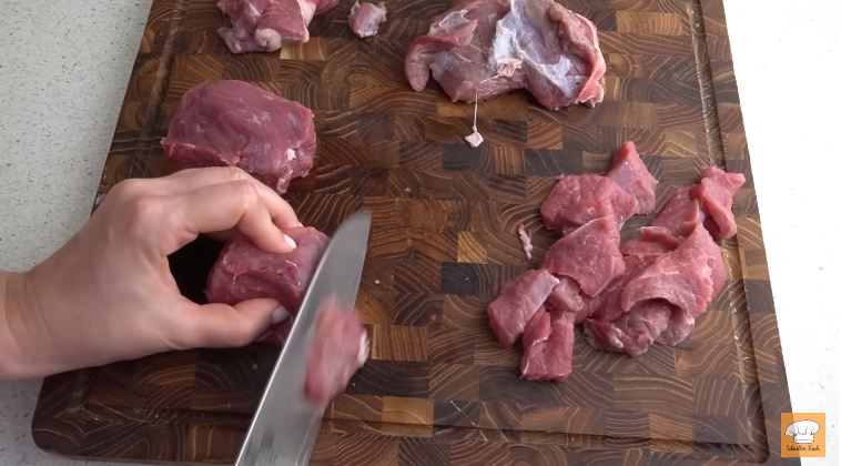 Nggak perlu direbus dulu, ini cara ampuh mengempukkan daging sapi dalam 5 menit pakai 1 bahan dapur