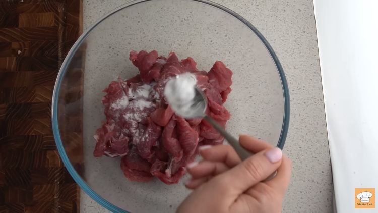 Nggak perlu direbus dulu, ini cara ampuh mengempukkan daging sapi dalam 5 menit pakai 1 bahan dapur