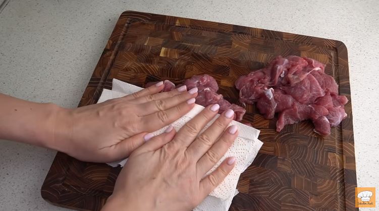 Nggak perlu direbus dulu, ini cara ampuh mengempukkan daging sapi dalam 5 menit pakai 1 bahan dapur