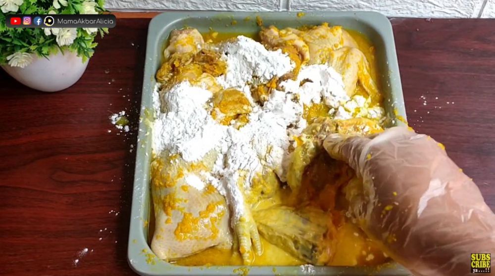Tanpa perlu direbus dulu, begini trik menggoreng ayam supaya tak berdarah dan nggak alot