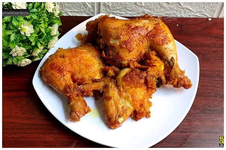 Tanpa perlu direbus dulu, begini trik menggoreng ayam supaya tak berdarah dan nggak alot