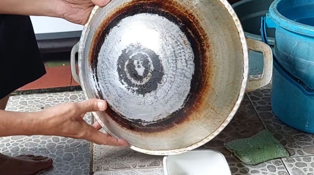 Tanpa baking soda dan sitrun, begini cara ampuh membersihkan kerak hitam di pantat wajan