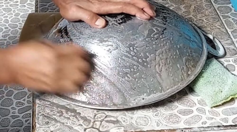 Tanpa baking soda dan sitrun, begini cara ampuh membersihkan kerak hitam di pantat wajan