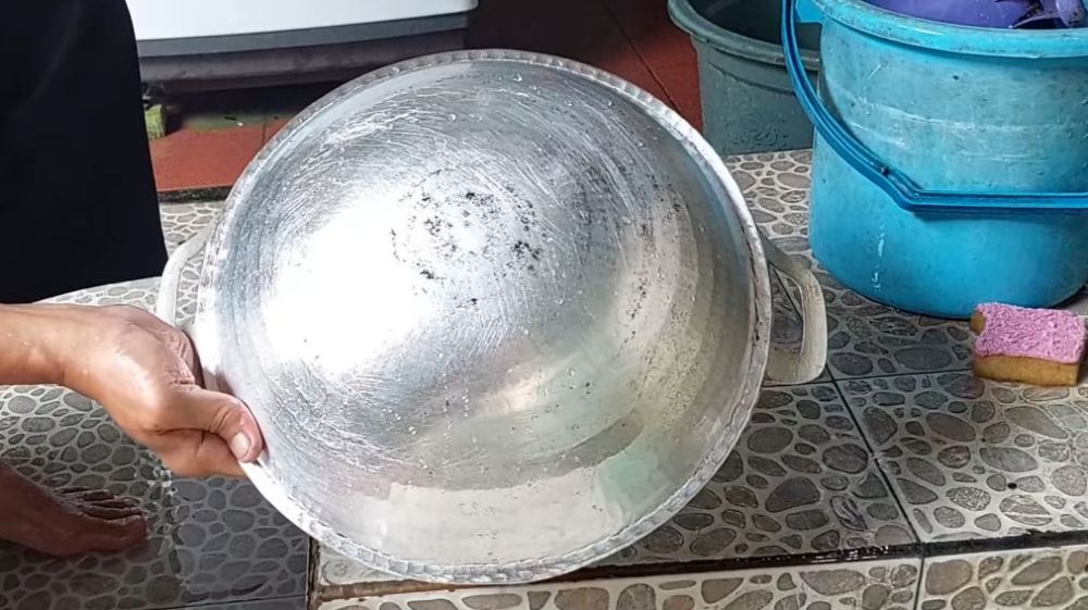 Tanpa baking soda dan sitrun, begini cara ampuh membersihkan kerak hitam di pantat wajan
