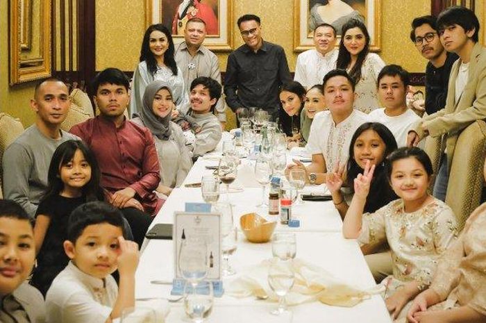 momen akrab krisdayanti dan anang © 2023 brilio.net momen akrab krisdayanti dan anang © 2023 brilio.net