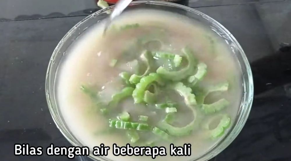 Tanpa garam dan cuka, ini trik cepat mengurangi rasa pahit pare dalam 3 menit