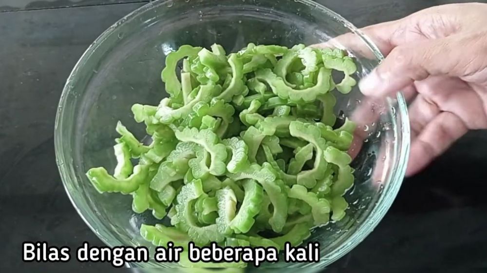 Tanpa garam dan cuka, ini trik cepat mengurangi rasa pahit pare dalam 3 menit