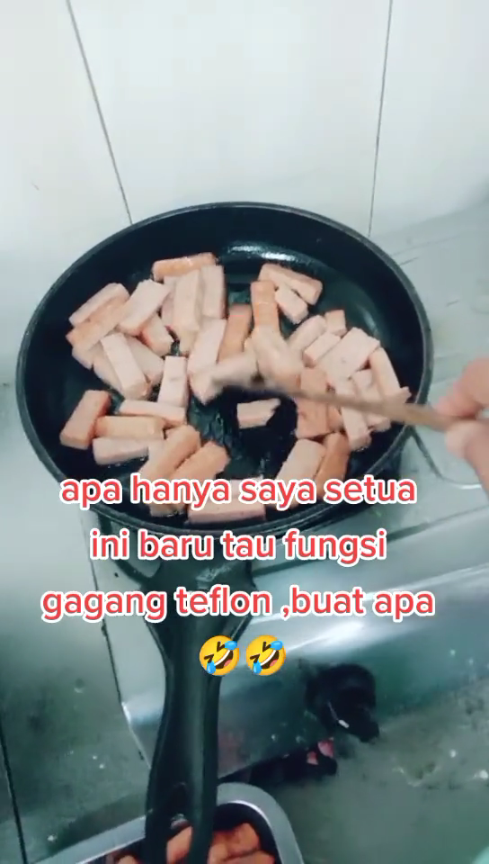 Aksi wanita tunjukkan fungsi lain gagang teflon ini bikin terkejut sekaligus senyum lebar