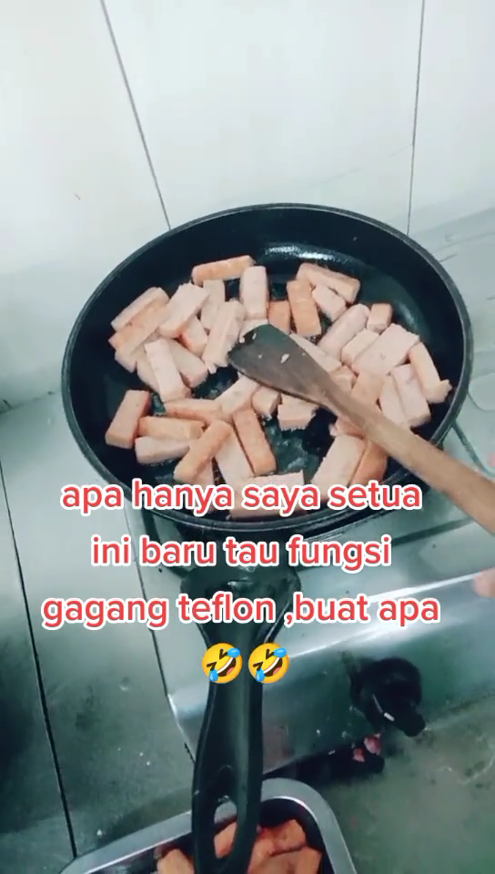 Aksi wanita tunjukkan fungsi lain gagang teflon ini bikin terkejut sekaligus senyum lebar