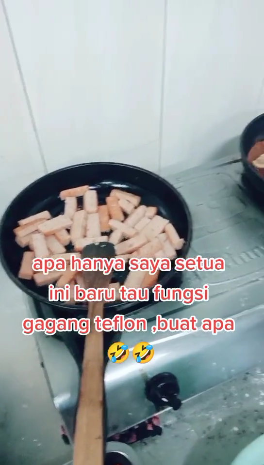 Aksi wanita tunjukkan fungsi lain gagang teflon ini bikin terkejut sekaligus senyum lebar