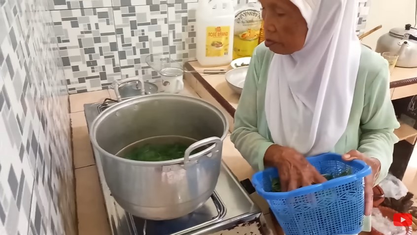 Tanpa garam atau baking soda, ini trik menghilangkan rasa pahit daun singkong cuma pakai 1 bumbu dapur