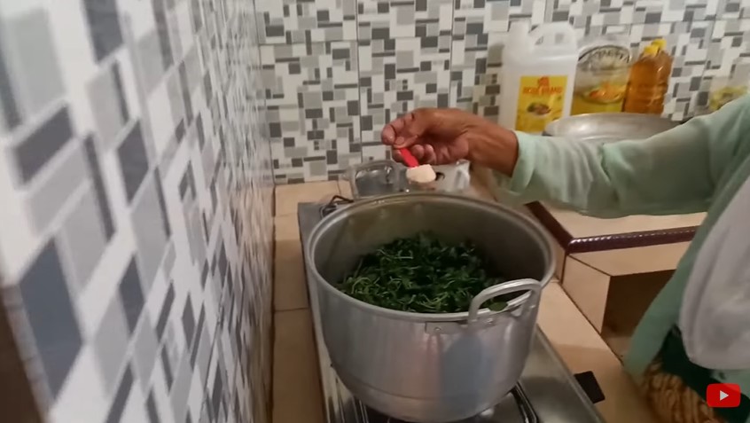 Tanpa garam atau baking soda, ini trik menghilangkan rasa pahit daun singkong cuma pakai 1 bumbu dapur
