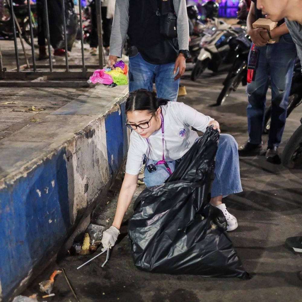 prilly bereskan sampah di jfc Instagram prilly bereskan sampah di jfc Instagram
