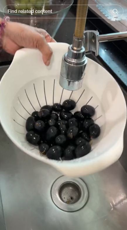 Tanpa direndam baking soda, ini cara mencuci anggur agar bebas lilin dan pestisida
