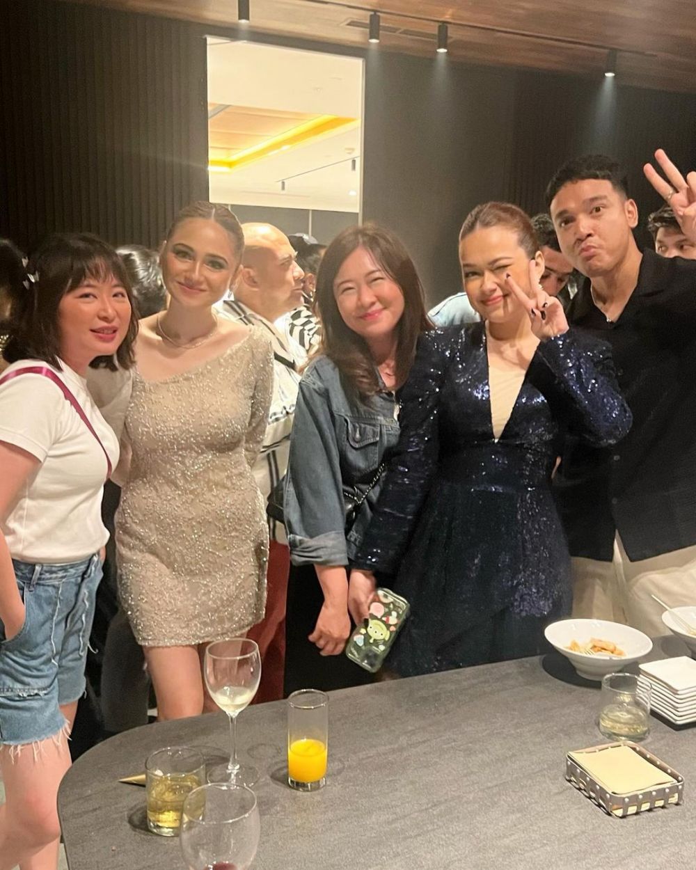 momen fadly faisal beri bunga ke rebecca klopper di gala premiere film © berbagai sumber