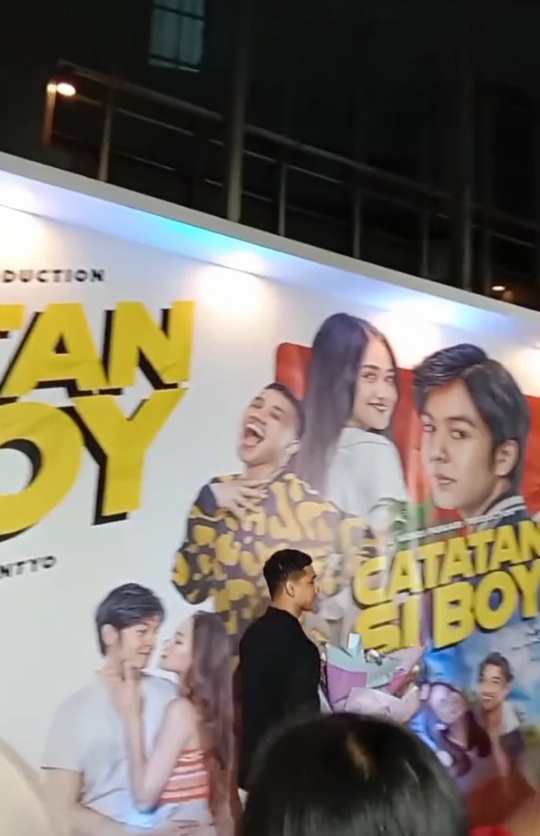 momen fadly faisal beri bunga ke rebecca klopper di gala premiere film © berbagai sumber