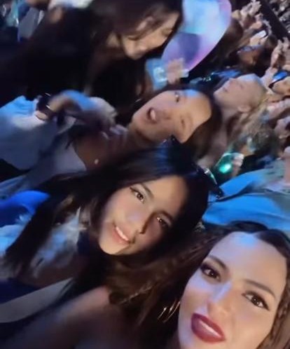 gaya nia ramadhani saat ajak mikhayla nonton konser disebut bak kakak momong adik © berbagai sumber