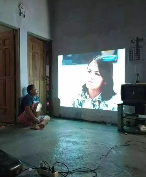 ide nyeleneh kaum mager nonton film di kamar Berbagai sumber