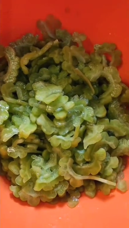 Nggak cuma pakai garam, ini trik ampuh kurangi rasa pahit pare sebelum diolah jadi masakan