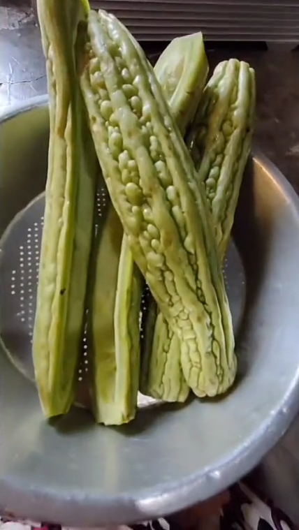 Nggak cuma pakai garam, ini trik ampuh kurangi rasa pahit pare sebelum diolah jadi masakan