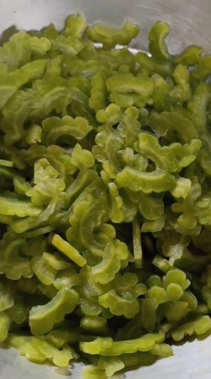 Nggak cuma pakai garam, ini trik ampuh kurangi rasa pahit pare sebelum diolah jadi masakan