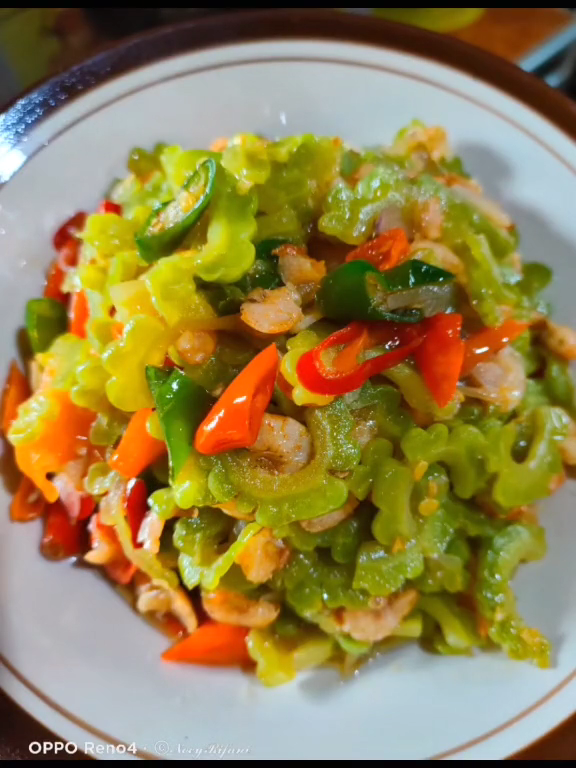 Nggak cuma pakai garam, ini trik ampuh kurangi rasa pahit pare sebelum diolah jadi masakan