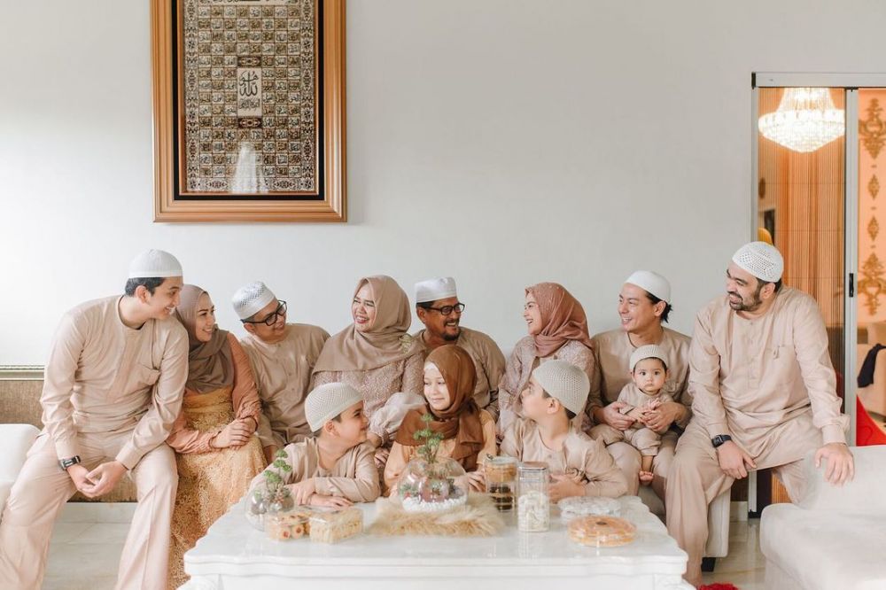 potret kedekatan suami seleb dengan kakak ipar © berbagai sumber