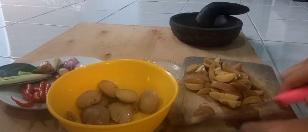 Bukan direbus pakai kopi atau rempah, begini cara basmi bau tak sedap pada jengkol pakai 1 bahan