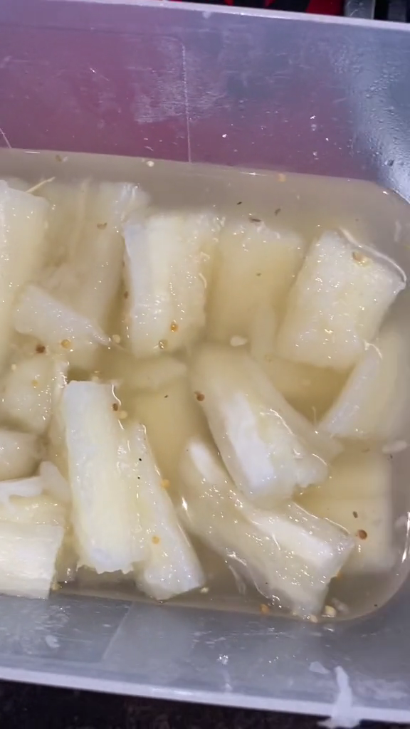 Tanpa tambahan es batu, ini cara mudah bikin singkong goreng yang merekah dan renyah tahan lama