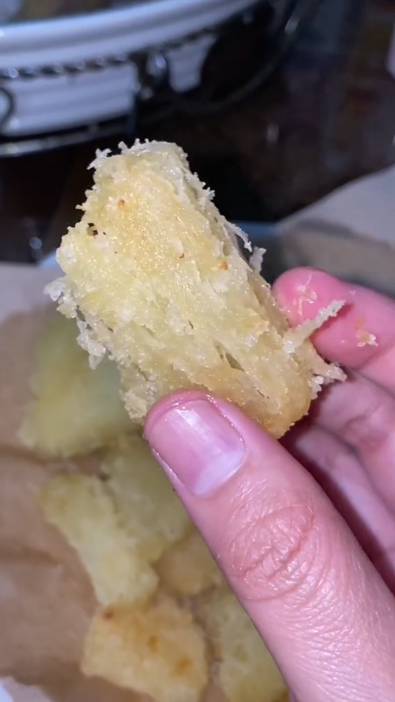 Tanpa tambahan es batu, ini cara mudah bikin singkong goreng yang merekah dan renyah tahan lama