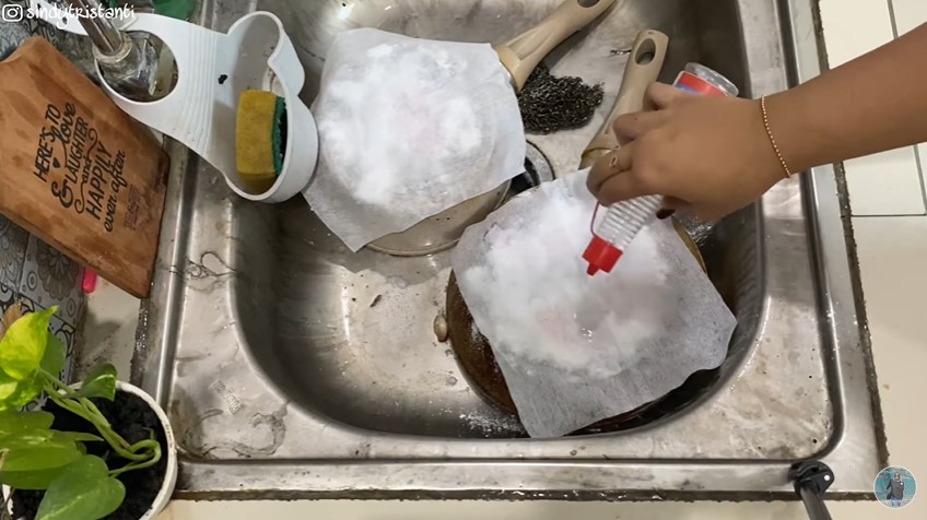 Cuma pakai 2 bahan dapur, ini cara lunturkan noda gosong di pantat panci tanpa direndam