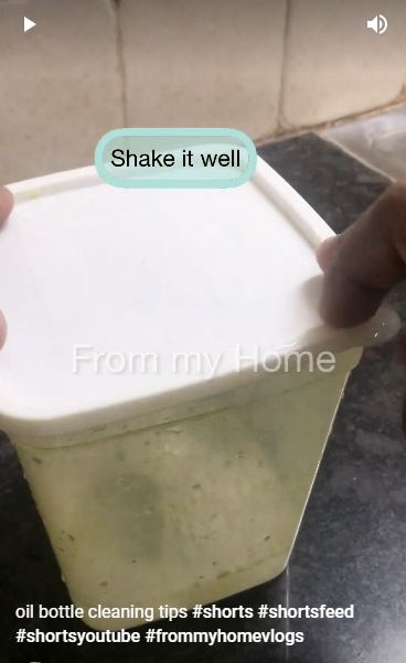 Bukan pakai tisu, ini trik menghilangkan bekas minyak di toples plastik