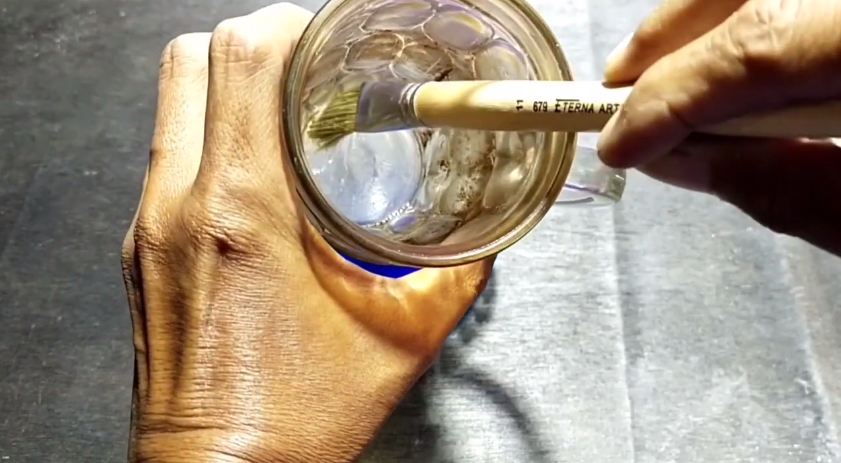 Nggak perlu direndam berjam-jam, ini cara praktis membersihkan gelas kaca kusam agar kinclong lagi