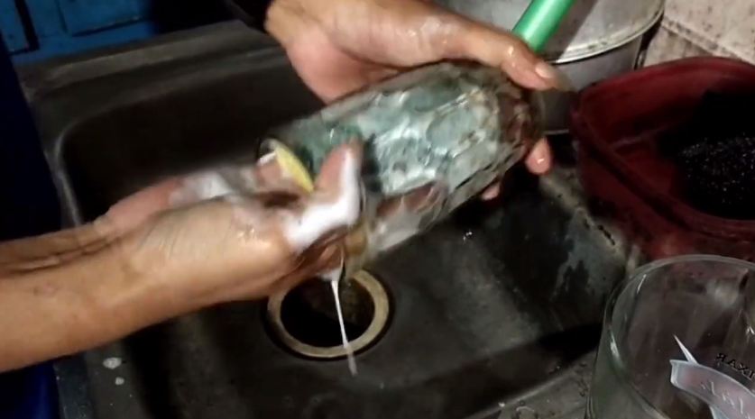 Nggak perlu direndam berjam-jam, ini cara praktis membersihkan gelas kaca kusam agar kinclong lagi
