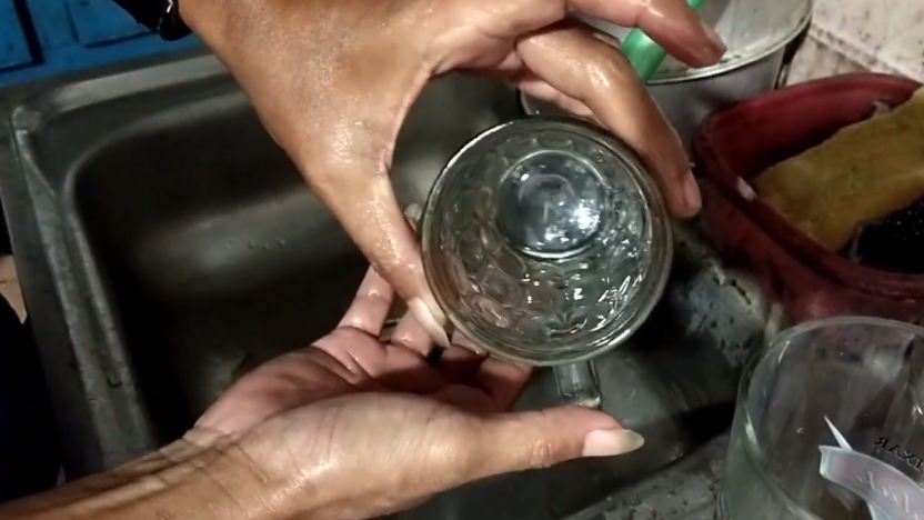 Nggak perlu direndam berjam-jam, ini cara praktis membersihkan gelas kaca kusam agar kinclong lagi