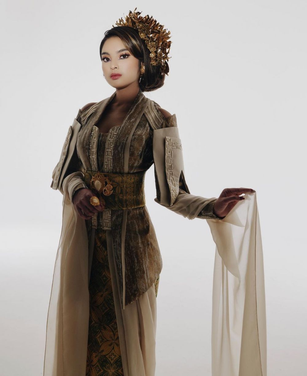 pesona Syandria Kameron cicit Presiden Soekarno kenakan kebaya © 2023 brilio.net pesona Syandria Kameron cicit Presiden Soekarno kenakan kebaya © 2023 brilio.net