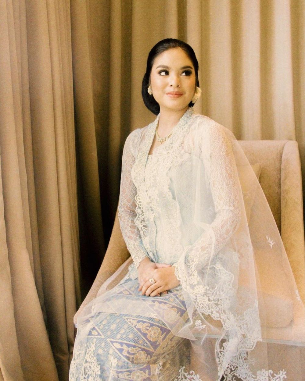 pesona Syandria Kameron cicit Presiden Soekarno kenakan kebaya © 2023 brilio.net pesona Syandria Kameron cicit Presiden Soekarno kenakan kebaya © 2023 brilio.net