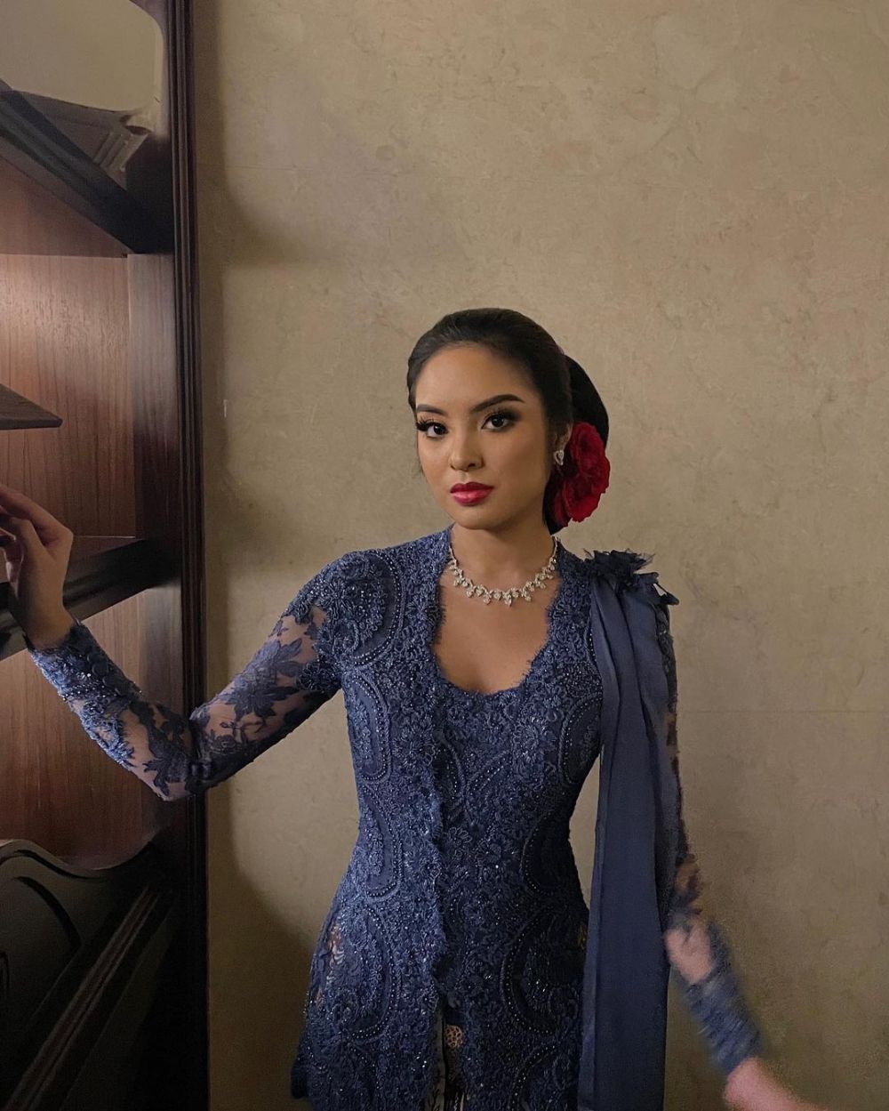 pesona Syandria Kameron cicit Presiden Soekarno kenakan kebaya © 2023 brilio.net pesona Syandria Kameron cicit Presiden Soekarno kenakan kebaya © 2023 brilio.net