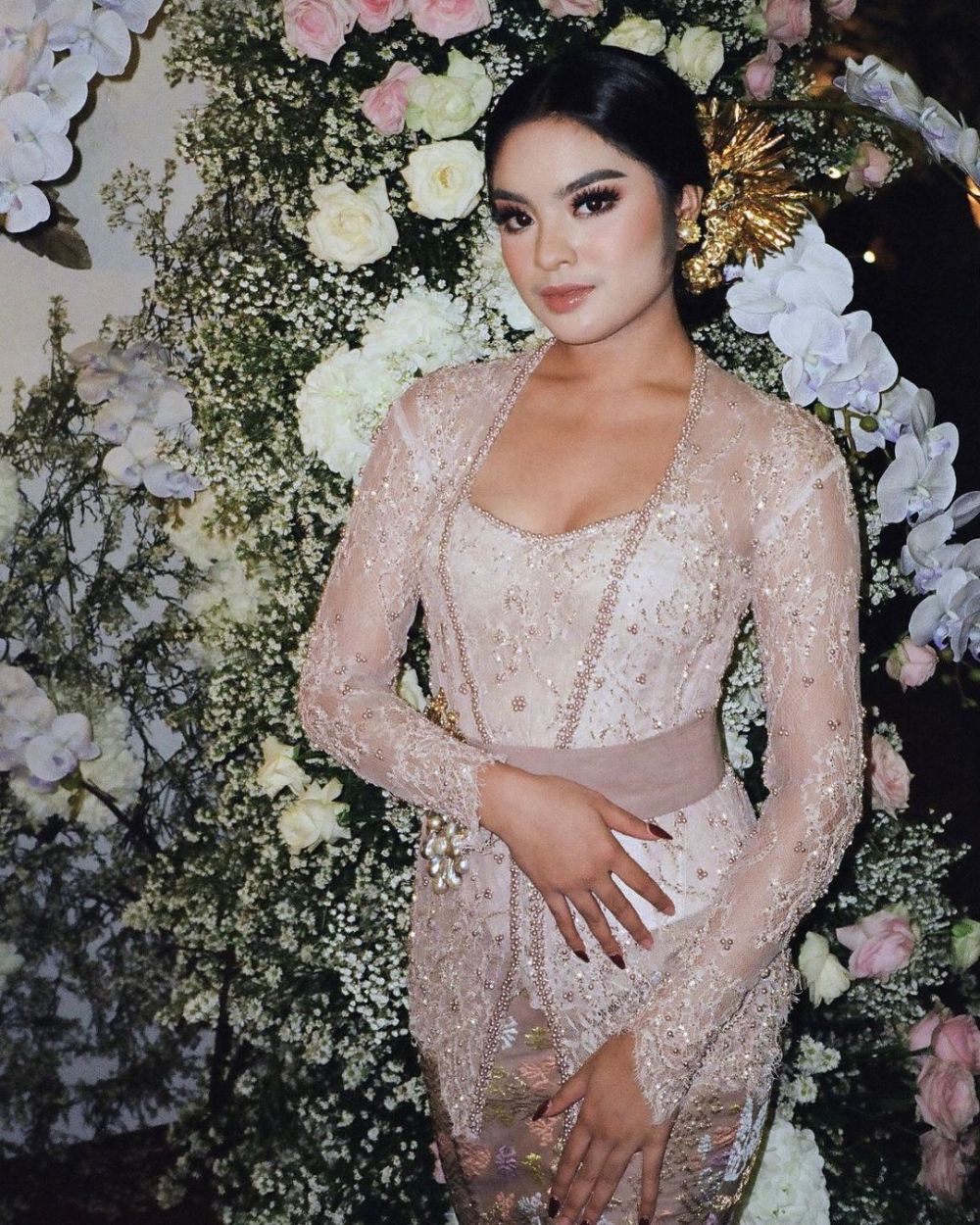 pesona Syandria Kameron cicit Presiden Soekarno kenakan kebaya © 2023 brilio.net pesona Syandria Kameron cicit Presiden Soekarno kenakan kebaya © 2023 brilio.net